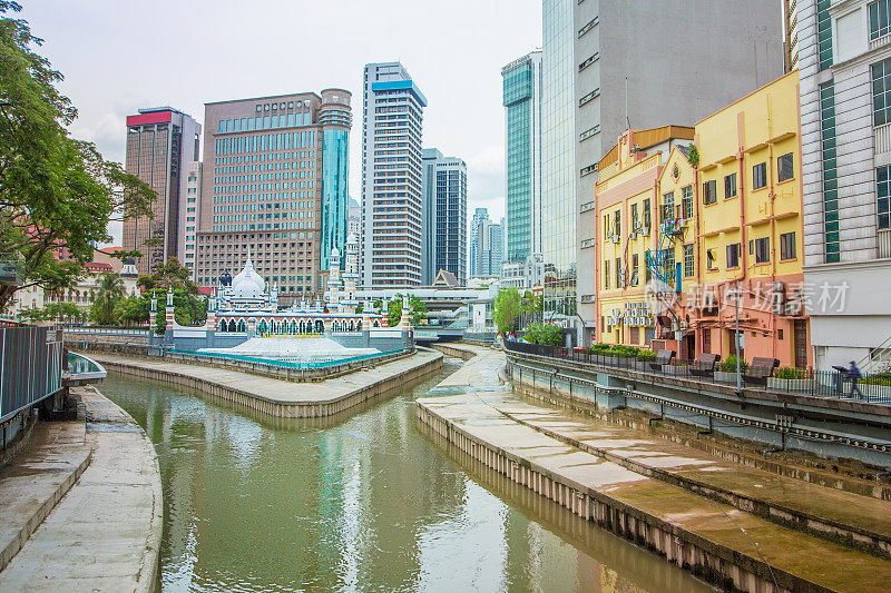 Masjid Jamek清真寺，位于生命河滨水区中心，吉隆坡